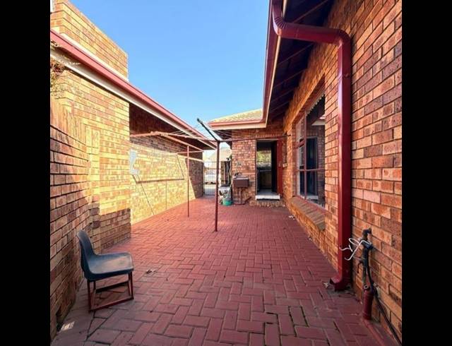 3 BEDROOM TOWNHOUSE FOR SALE IN VANDERBIJLPARK SE 2